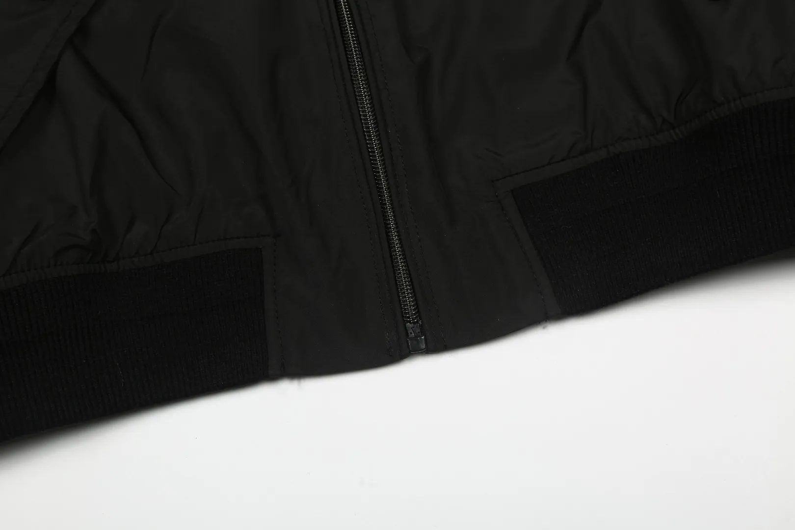 P320 White background picture [Evergreen all year round] Style number: 25025# (on sale all year round) Color: black/light card/gray white Size: S to XL - Ralph Lauren/Ralph Lauren SS25 new double-layer windproof and water-repellent classic old cadre style light casual jacket - double-layer design same color inside and outside S237 high-density micro-water-repellent craft fabric (100% T) ✅ | - Custom-woven double-layer rabbit velvet needle thread, non-market wrong version of mercerized cotton ✅ - Customized two-color webbing strip on the back collar, with zipper side pockets inside ✅ - POLO brand zipper, genuine leather zipper piece, dark and light two-color buttons ✅ - RL25SS new jacket The fabric is made of lightweight polyester fiber, windproof and waterproof, more lightweight, suitable for traveling or daily outdoor sports, simple line design and wide and neat tailoring, unisex style for both men and women Good for commuting, classic and durable